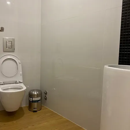 بيت شباب Casa Augusta 4 *