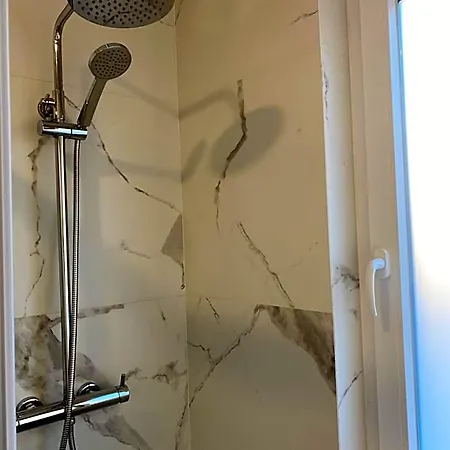 بيت شباب Casa Augusta 4 *